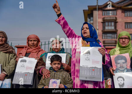 15 gennaio 2019 - Srinagar, Jammu e Kashmir India - Fondatore di APDP Parveena Ahanger visto gridando slogan durante una manifestazione di protesta a Srinagar.Per mantenere la ricerca di persone scomparse in vita, l'Associazione dei Genitori di Persone scomparse (APDP) rilascia 2019 calendario durante una manifestazione di protesta a Srinagar. I documenti del calendario le storie di rapimenti, con ogni mese la pagina che porta una foto di una persona che è scomparso in quel mese. Il calendario è dotato anche di poesia di molti poeti rivoluzionario. Secondo APDP oltre 8000 Kashmiris sono scomparse dal 1989. (Credito Immagine: © Idrees Abba Foto Stock