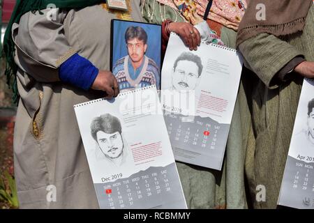 15 gennaio 2019 - Srinagar, J&K, India - i familiari delle persone scomparse in attesa dei calendari durante un rilascio del calendario a Srinagar, Indiano Kashmir amministrato. A partire dal gennaio 2016, l'Associazione dei Genitori degli scomparsi i genitori (APDP) ha pubblicato il suo calendario annuale, che chiama ''un documento di memoria". Il calendario è un collage di bozzetti realizzati da fotografie degli uomini " desaparecidos " nelle mani dello Stato, insieme con i dettagli della loro scomparsa. Credito: Saqib Majeed SOPA/images/ZUMA filo/Alamy Live News Foto Stock