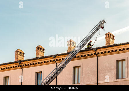 Ravenna, Italia. Il 15 gennaio, 2019. Un coraggioso pompiere controlla i danni causati dal terremoto e rimuove il pericoloso tegole del tetto dal membro Archivio storico edificio. Per motivi di sicurezza, a causa del terremoto, diversi edifici pubblici, comprese le scuole statali e gli archivi storici, oggi chiusi. GoneWithTheWind/Alamy Live News Foto Stock