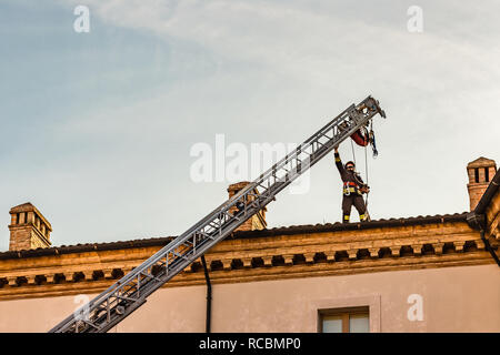 Ravenna, Italia. Il 15 gennaio, 2019. Un coraggioso pompiere controlla i danni causati dal terremoto e rimuove il pericoloso tegole del tetto dal membro Archivio storico edificio. Per motivi di sicurezza, a causa del terremoto, diversi edifici pubblici, comprese le scuole statali e gli archivi storici, oggi chiusi. GoneWithTheWind/Alamy Live News Foto Stock