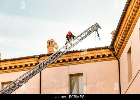 Ravenna, Italia. Il 15 gennaio, 2019. Un coraggioso pompiere controlla i danni causati dal terremoto e rimuove il pericoloso tegole del tetto dal membro Archivio storico edificio. Per motivi di sicurezza, a causa del terremoto, diversi edifici pubblici, comprese le scuole statali e gli archivi storici, oggi chiusi. GoneWithTheWind/Alamy Live News Foto Stock