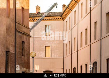 Ravenna, Italia. Il 15 gennaio, 2019. Un coraggioso pompiere controlla i danni causati dal terremoto e rimuove il pericoloso tegole del tetto dal membro Archivio storico edificio. Per motivi di sicurezza, a causa del terremoto, diversi edifici pubblici, comprese le scuole statali e gli archivi storici, oggi chiusi. GoneWithTheWind/Alamy Live News Foto Stock