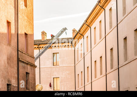 Ravenna, Italia. Il 15 gennaio, 2019. Un coraggioso pompiere controlla i danni causati dal terremoto e rimuove il pericoloso tegole del tetto dal membro Archivio storico edificio. Per motivi di sicurezza, a causa del terremoto, diversi edifici pubblici, comprese le scuole statali e gli archivi storici, oggi chiusi. GoneWithTheWind/Alamy Live News Foto Stock