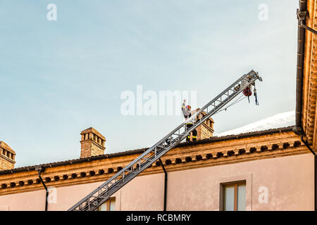 Ravenna, Italia. Il 15 gennaio, 2019. Un coraggioso pompiere controlla i danni causati dal terremoto e rimuove il pericoloso tegole del tetto dal membro Archivio storico edificio. Per motivi di sicurezza, a causa del terremoto, diversi edifici pubblici, comprese le scuole statali e gli archivi storici, oggi chiusi. GoneWithTheWind/Alamy Live News Foto Stock