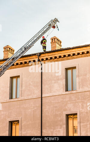 Ravenna, Italia. Il 15 gennaio, 2019. Un coraggioso pompiere controlla i danni causati dal terremoto e rimuove il pericoloso tegole del tetto dal membro Archivio storico edificio. Per motivi di sicurezza, a causa del terremoto, diversi edifici pubblici, comprese le scuole statali e gli archivi storici, oggi chiusi. GoneWithTheWind/Alamy Live News Foto Stock