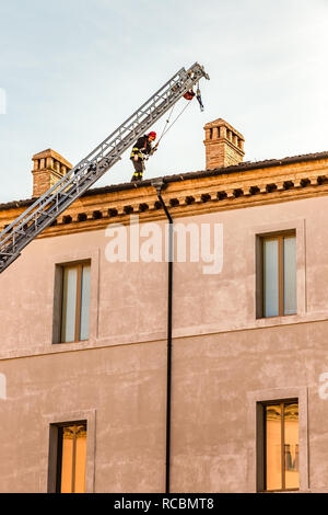 Ravenna, Italia. Il 15 gennaio, 2019. Un coraggioso pompiere controlla i danni causati dal terremoto e rimuove il pericoloso tegole del tetto dal membro Archivio storico edificio. Per motivi di sicurezza, a causa del terremoto, diversi edifici pubblici, comprese le scuole statali e gli archivi storici, oggi chiusi. GoneWithTheWind/Alamy Live News Foto Stock