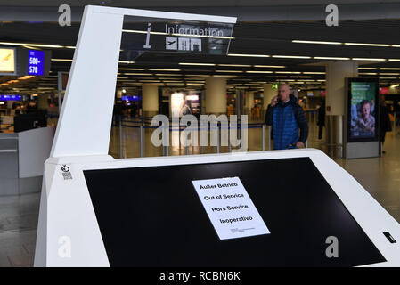 Berlino, Germania. 15 gennaio, 2019. Un fuori servizio segno è visto presso il banco informazioni dell'aeroporto di Francoforte a Francoforte in Germania, gennaio 15, 2019. In seguito gli scioperi e le gravi perturbazioni del traffico aereo la settimana scorsa, la Germania, il secondo più grande sindacato dei lavoratori delle ver.di chiamata del personale addetto alla sicurezza in otto aeroporti tedeschi di andare in sciopero per il salario continua controversia, l'Unione europea ha annunciato lunedì. Il messaggio di avvertimento sciopero avrà inizio martedì e influenzare gli aeroporti di Francoforte, Monaco, Amburgo, Hannover e Brema, Leipzig/Halle, a Dresda e a Erfurt. Credito: Lu Yang/Xinhua/Alamy Live News Foto Stock