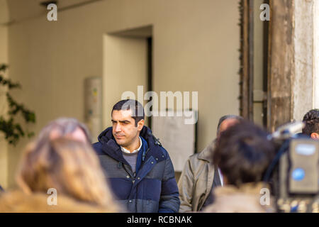 Ravenna, Italia. Il 15 gennaio, 2019. Il sindaco di Ravenna Sig. Michele De Pascale davanti al palazzo della Prefettura attende l arrivo del capo del Dipartimento della Protezione Civile, il Sig. Angelo Borrelli, per discutere circa il risarcimento dei danni causati dal terremoto. GoneWithTheWind/Alamy Live News Foto Stock