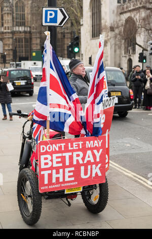 Londra, Regno Unito. Il 15 gennaio 2019. Brexit proteste al di fuori del Parlamento a Londra, Regno Unito. Credito: Jason legno/Alamy Live News. Foto Stock