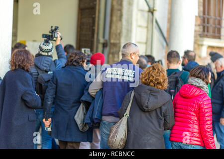 Ravenna, Italia. Il 15 gennaio, 2019. Le persone e i giornalisti in seguito le principali autorità di Ravenna mentre entrando nel palazzo della Prefettura per discutere circa il risarcimento dei danni causati dal terremoto. GoneWithTheWind/Alamy Live News Foto Stock