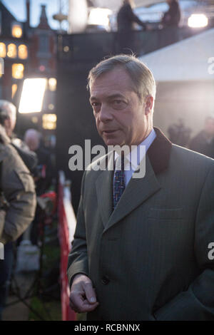 Londra, Regno Unito. Il 15 gennaio, 2019. Nigel Farage parla ai media su College Green Credito: George Wright Cracknell/Alamy Live News Foto Stock