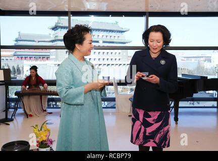 (190115) -- PECHINO, Gennaio 15, 2019 (Xinhua) -- Peng Liyuan (L, anteriore), la moglie del Presidente cinese Xi Jinping, frequenta un show inclusa lettura di poesie e spettacoli musicali con Jenni Haukio, moglie del Presidente finlandese Sauli Niinisto, a Pechino, capitale della Cina, Gennaio 15, 2019. (Xinhua/Ding Lin) Foto Stock