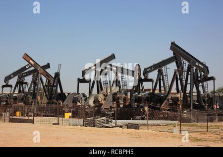 Depot con usurati pompe olio vicino Marmul, Oman, Penisola Arabica, Medio Oriente e Asia Foto Stock