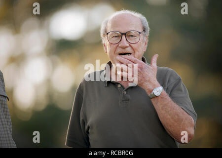 Ritratto di un uomo anziano con la sua mano sul suo mento. Foto Stock