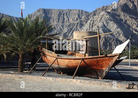 Sambuco, una barca di legno tradizionale, di fronte Cacapo Fort, al-Khasab, Khasab, Omani enclave di Musandam, Oman, Medio Oriente Foto Stock