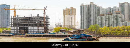 LANZHOU, CINA-Aprile 12,2015: Clean up processo del Fiume Giallo (Huang ha) in prossimità del Lanzhou. Foto Stock