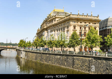 Praga, Repubblica ceca - Luglio 2018: il Teatro Nazionale e il teatro dell'opera sulle rive del fiume Moldava a Praga. Foto Stock