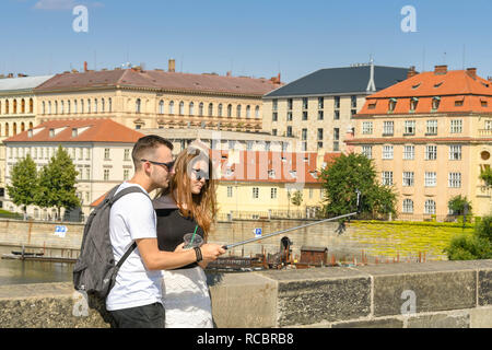 Praga, Repubblica ceca - Luglio 2018: l uomo e la donna che posano per una foto selfie sul Ponte Carlo a Praga. Foto Stock