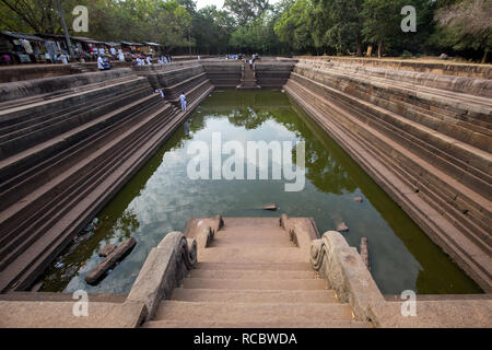 Twin stagni in città sacra di Anuradhapura, Sri Lanka Foto Stock