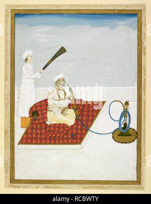 "Abu Zafar Siraj al-Din Muhammad (più tardi Bahadur Shah II, 1837-58), rivolto verso destra, fumare un narghilè. Un operatore sta dietro di lui con un 'morchal'. Firmato sulla destra della balaustra in persiano. c.1810. Acquerello opaco. Oro e bordi lisci. Fonte: Add.o.343. Autore: Khan, Ghulam Murtaza. Foto Stock