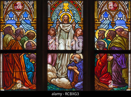 Praga, Repubblica Ceca - 12 ottobre 2018: l'Ascensione del Signore sul vetro di finestra nella chiesa Bazilika svatého Petra a Pavla na Vyšehrade Foto Stock