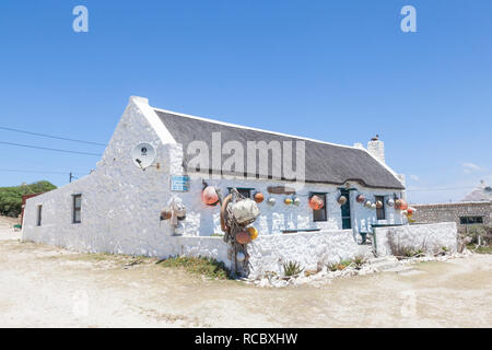 Un convertito fisherman;s cottage (Kostebaie - costano un sacco) offrendo alloggi turistici nel villaggio di Arniston, Agulhas, Western Cape, Sud Afri Foto Stock