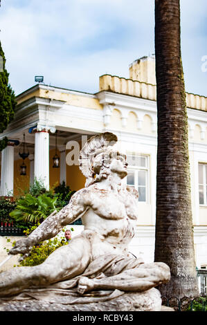 La scultura "Achille morendo' gardens Achilleon Corfu Grecia Foto Stock