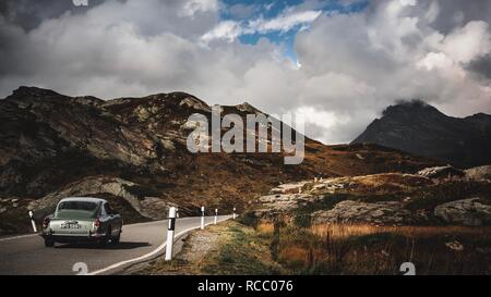 Aston Martin DB5 guidando attraverso San Bernardino pass Foto Stock