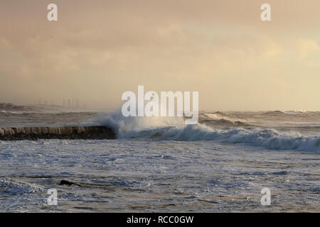 Moody seascape in un giorno nuvoloso. Luce interessante. Foce del fiume Ave, Vila do Conde, Portogallo Foto Stock