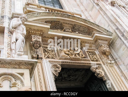 Bellissimi dettagli architettonici, bassorilievi e sculture di ingresso al Duomo di Milano. Italia Foto Stock