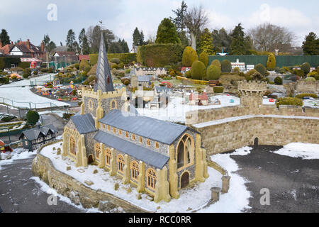 La Chiesa nella città nuova a Bekonscot Model Village, Beaconsfield, Buckinghamshire, Regno Unito. In inverno neve. Foto Stock