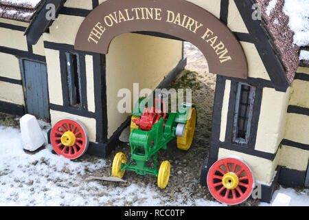 L'Ovaltine Dairy Farm Di Bekonscot Model Village, Beaconsfield, Buckinghamshire, Regno Unito. In inverno neve. Foto Stock