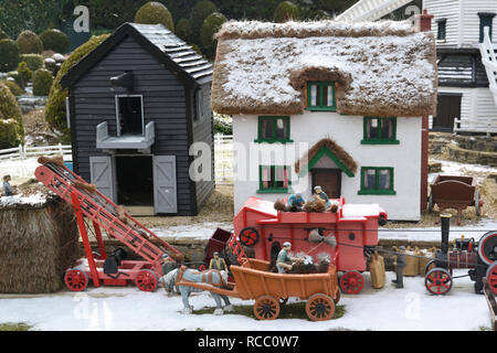 1930s fattoria a Bekonscot Model Village, Beaconsfield, Buckinghamshire, Regno Unito. In inverno neve. Foto Stock