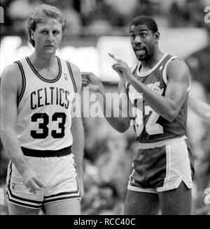 1986 Boston Celtics Larry Bird (sinistra) e la Lakers Magic Johnson presso il giardino Bosotn in Bosotn Ma USA FOTO DI bill belknap Foto Stock