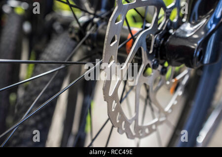 Disco freno montato su MTB bike. Primo piano. Messa a fuoco selettiva Foto Stock