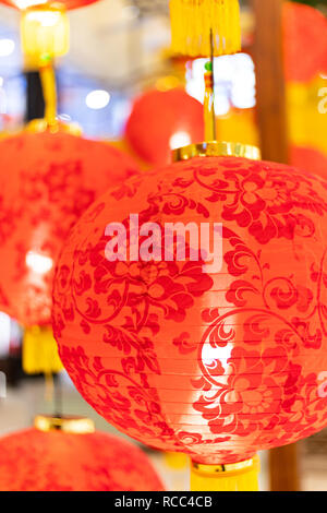Anno Nuovo Cinese decorazioni con lanterne e angpao Foto Stock