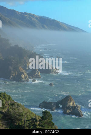 Scenic vista oceano vicino a Big Sur, California, lungo la Pacific Coast Highway Foto Stock