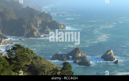 Scenic vista oceano vicino a Big Sur, California, lungo la Pacific Coast Highway Foto Stock