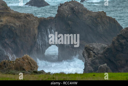 Bella keyhole formazioni di rocce sull'Oceano Pacifico vicino a Big Sur, in California, nel nebbioso giorno Foto Stock