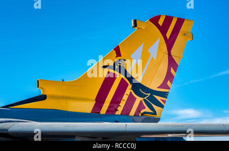 Alamogordo, Nuovo Messico, USA, Tedesco Air Force Tornado jet da combattimento aereo verniciato di coda con roadrunner e Zia simbolo. Foto Stock