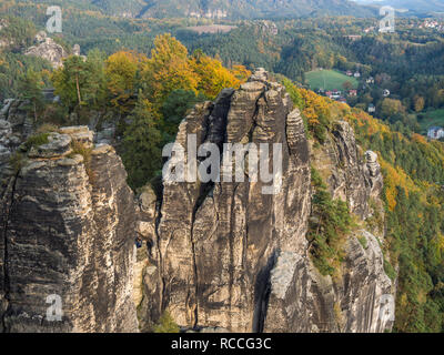 Rocce di montagne di roccia arenaria dell'Elba Foto Stock