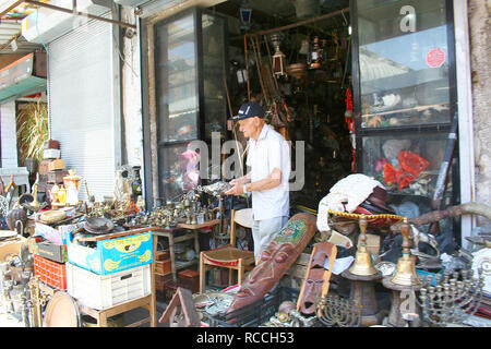 Tel Aviv, Israele - 7 Giugno 2013: il venditore in negozio il mercato delle pulci di vecchia Yaffo, Tel Aviv, Israele. Foto Stock