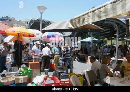 Tel Aviv, Israele - 7 Giugno 2013: persone locali di mangiare nel mercato delle pulci quartiere della Vecchia Jaffa, Tel Aviv, Israele Foto Stock