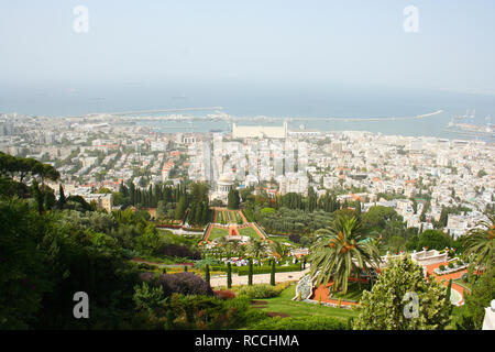 Vista dei giardini Bahai e il santuario del Bab sul monte Carmelo di Haifa, Israele Foto Stock