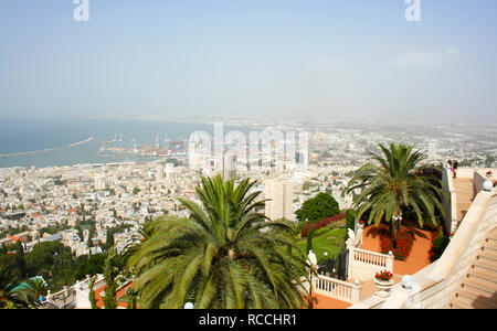 Vista dei giardini Bahai sul monte Carmelo di Haifa, Israele Foto Stock