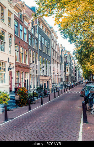 AMSTERDAM, Paesi Bassi - 1 Settembre 2019: scene di strada dalla città di Amsterdam con esempio di architettura tipica. Foto Stock