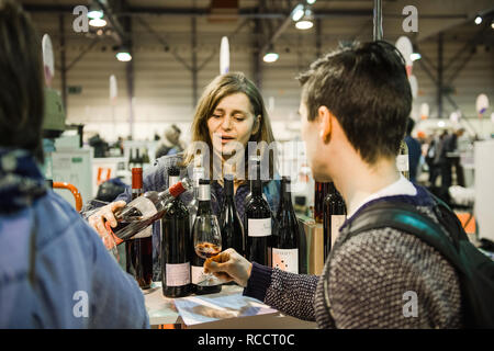 Strasburgo, Francia - 19 FEB 2018: Donna versando degustazione vino acquisto vino francese al Vignerons independant inglese: Indipendente vinicolo della Francia fiera del vino a Strasburgo Foto Stock