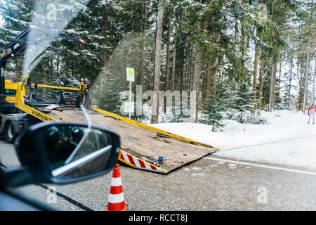 BADEN WURTTEMBERG, Germania - 25 FEB 2018: Driver punto di vista sul lavoro carrello di traino della sicurezza auto dall'ADAC auto aiutando durante l'incidente nella foresta strada innevata. L'ADAC è l'abbreviazione di Allgemeiner Deutscher Automobil-Club Foto Stock