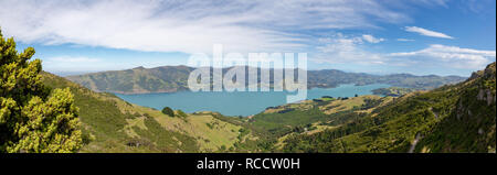 La vista sulla Baie intorno a Akaroa dai picchi di Misty riserva paesaggistica, Penisola di Banks, Nuova Zelanda Foto Stock