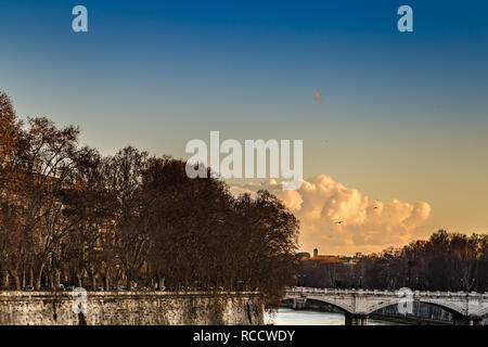 Antico ponte sul fiume Tevere a Roma Foto Stock